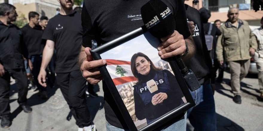 İsrail'in saldırısında hayatını kaybeden Lübnanlı gazeteci son yolculuğuna uğurlandı