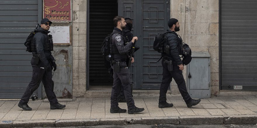 Siyonist polis, Filistin ve İsrail bayraklı kipa takan Yahudi'yi gözaltına aldı, Filistin bayrağını kesti
