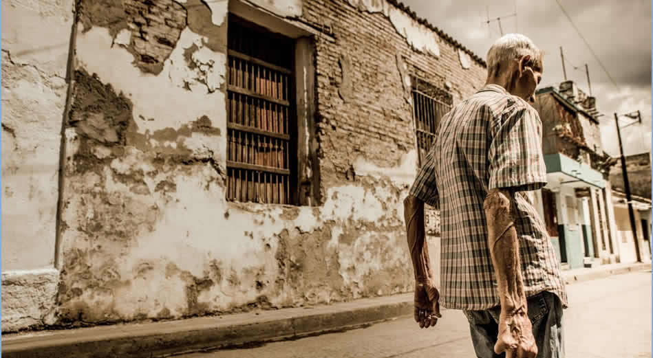 Küba'nın askeri müdahaleye değil yardıma ihtiyacı var 