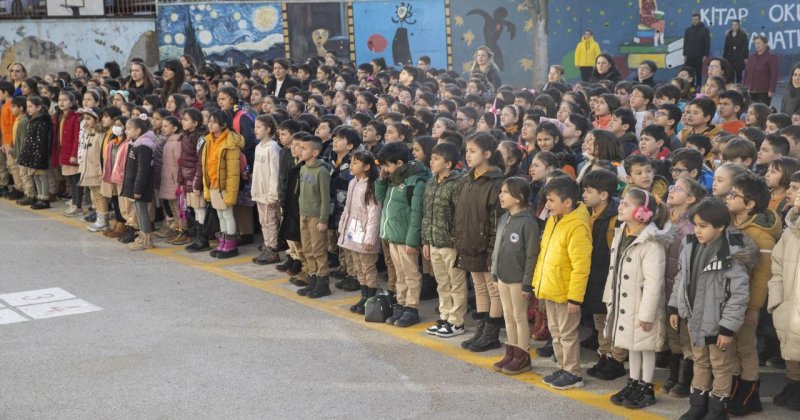 Heykele saygı duruşuna geçmeyen 7 yaşındaki çocuğa tutanak tutuldu