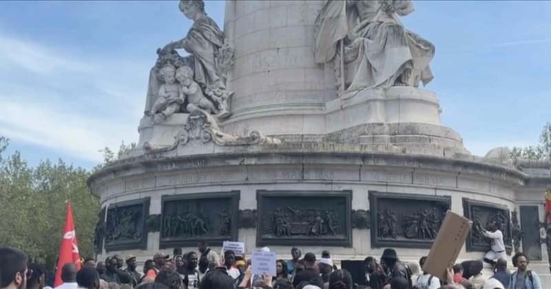 Fransa'da düzenlenen gösteride camide öldürülen Müslüman genç anıldı