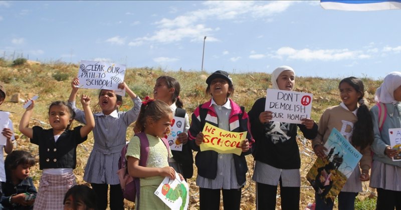 Batı Şeria'da öğrenciler, siyonistlerin kapattığı yol nedeniyle okula gidemiyor