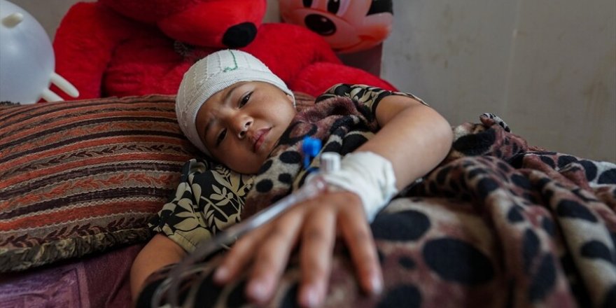 Soykırımcı İsrail'in Gazze'de hedef aldığı okulda yaralanan çocuk felç oldu