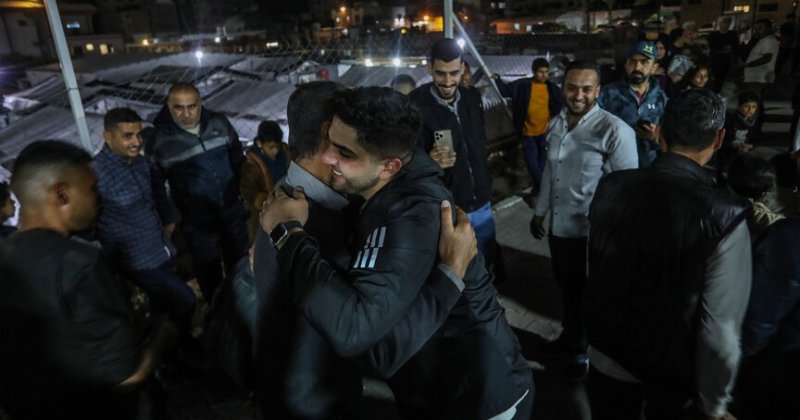 Refah Sınır Kapısı üzerinden Gazze'ye dönen Filistinliler ailelerine kavuştu