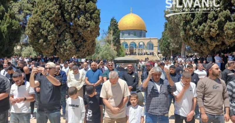 On binlerce kişi işgal barikatlarını aşarak Mescid-i Aksa’da saf tuttu