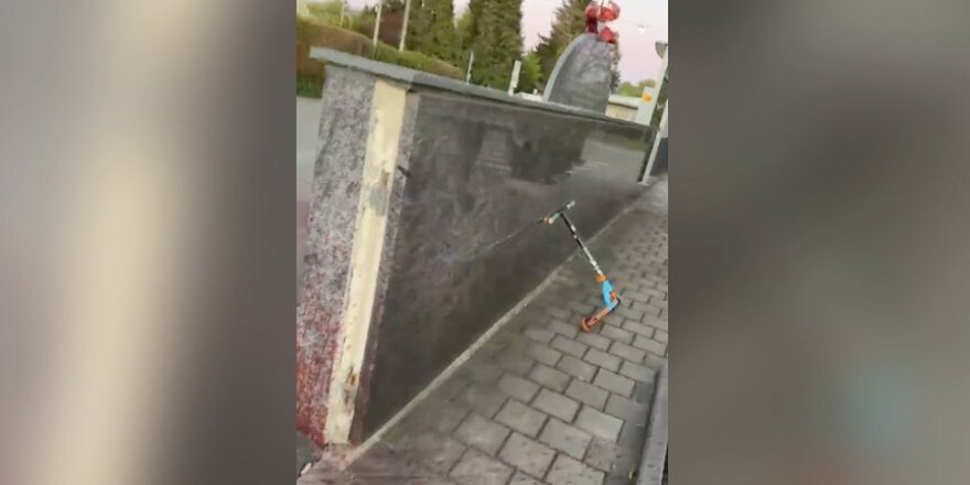 Almanya'da caminin duvarı tahrip edildi ve girişine domuz başı bırakıldı