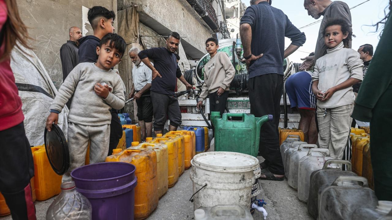 Gazze'de, çocuklar saatlerce su kuyruğunda bekliyor