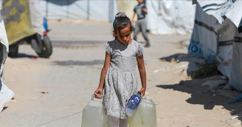 Gazze'de, okul sırasında olması gereken çocuklar saatlerce su kuyruğunda bekliyor