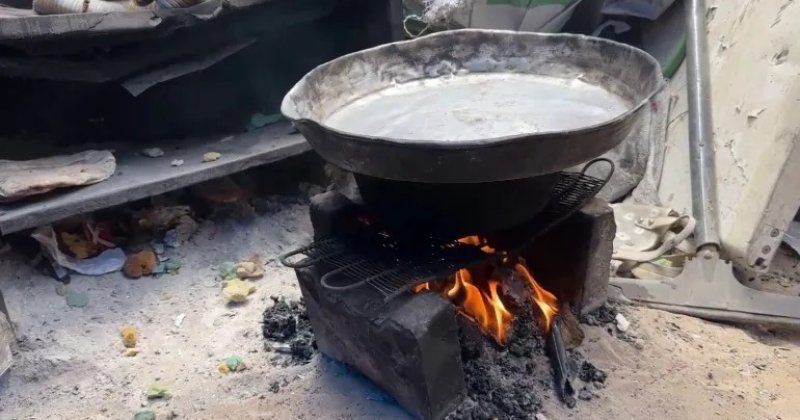 Gazzeliler mutfak tüpü yokluğunda yemek yapmak için çöpleri yakmak zorunda kalıyorlar