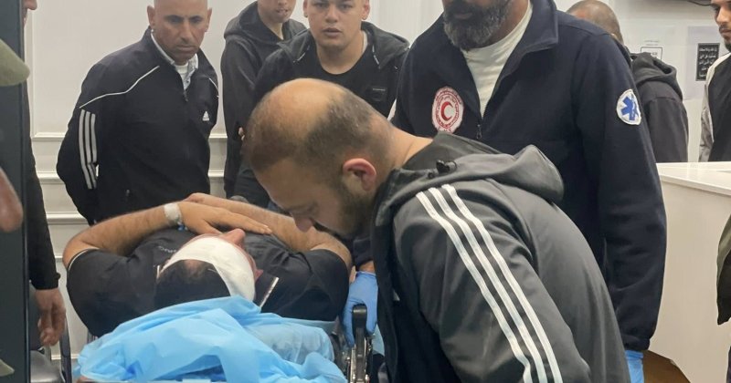 Yahudi işgalciler El-Halil’in güneyinde bir Filistinliyi ve çocuğunu yaraladı