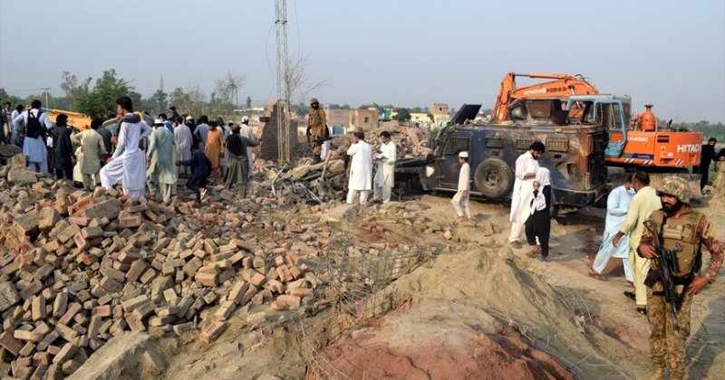 Pakistan'da düzenlenen intihar saldırısında 15 polis hayatını kaybetti