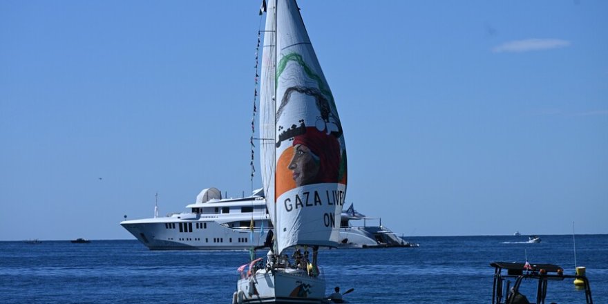 Cannes kentinde "Gazze Yaşıyor" yazılı tekneyle sembolik eylem yapıldı
