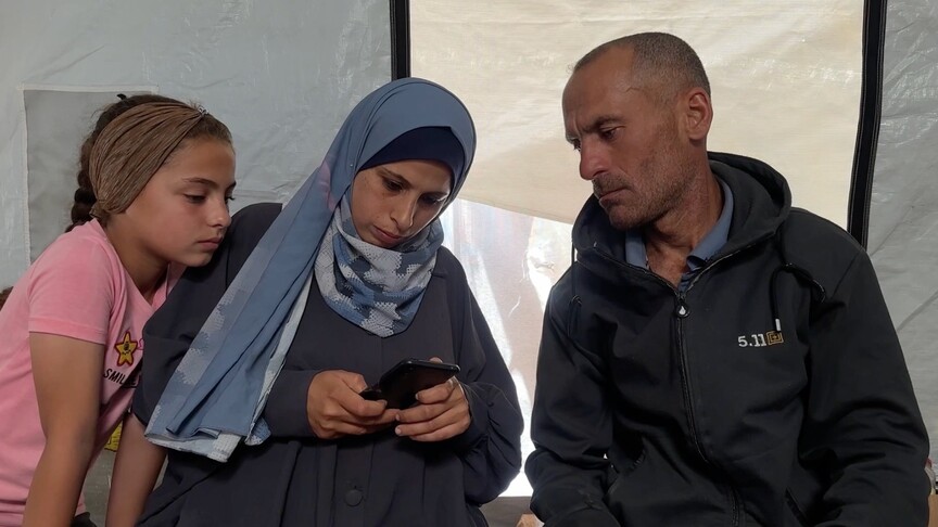 Katil İsrail askerlerinin paylaştığı fotoğrafla öldü sandığı annesi ve kız kardeşinin yaşadığını öğrendi