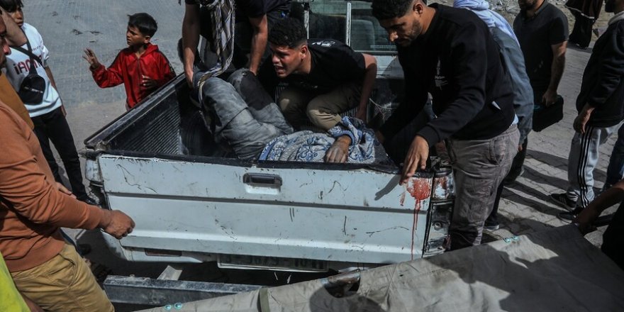 Soykırımcı İsrail Han Yunus'ta bir Gazzeliyi katletti