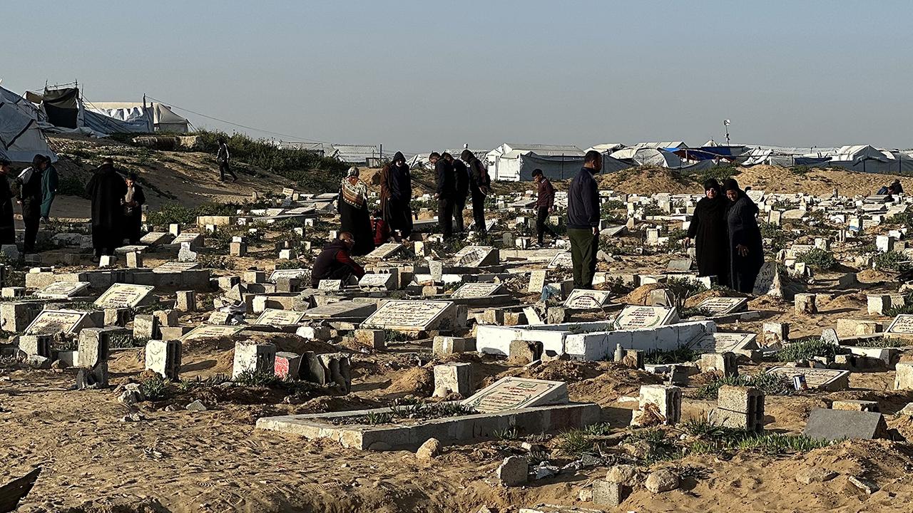 İşgalciler, Batı Şeria'da mezar taşlarını tahrip etti