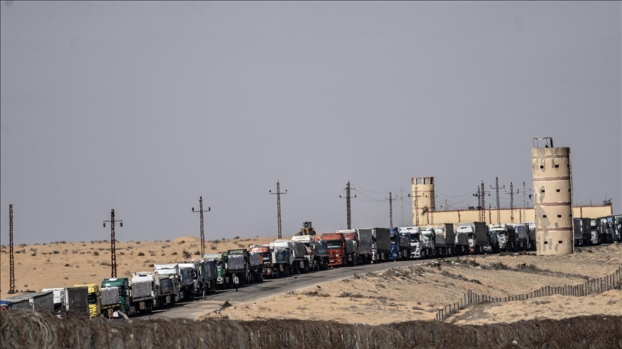 İşgalci İsrail, Gazze Şeridi'ne yardım tırlarının girişini kısıtlamayı sürdürüyor
