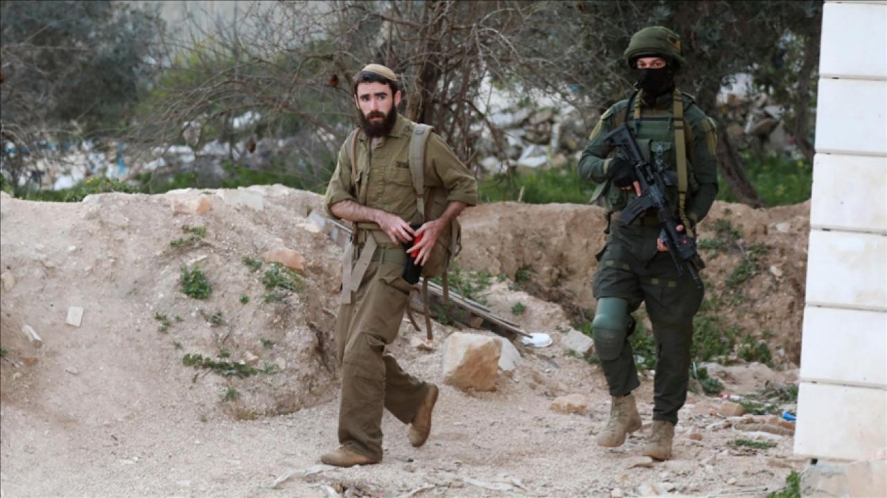 İşgalci İsrailliler, Batı Şeria'daki baskınlarla Filistinlileri göçe zorluyor