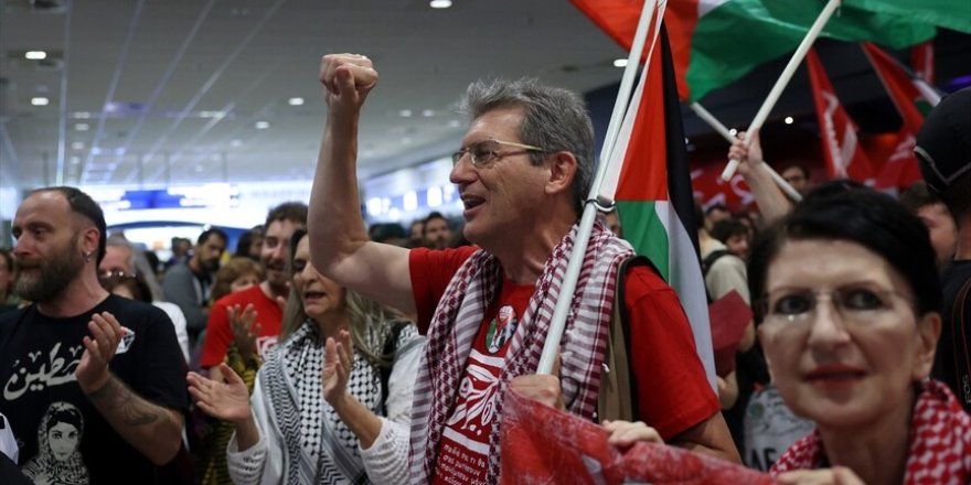 Küresel Sumud Filosu’ndaki Yunan aktivistlerden oluşan kafile Atina’ya ulaştı