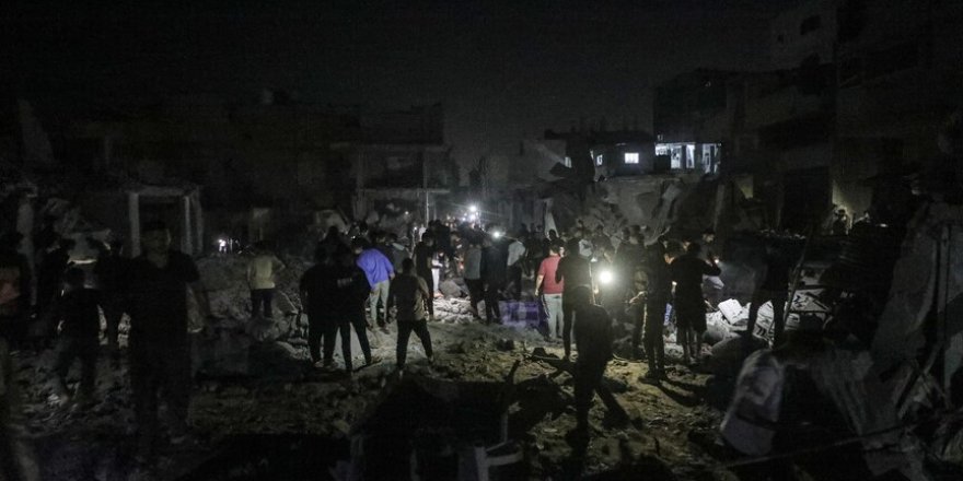 İşgalci İsrail ordusu, Gazze Şeridi'nin merkezindeki 2 binayı hava saldırısıyla yıktı