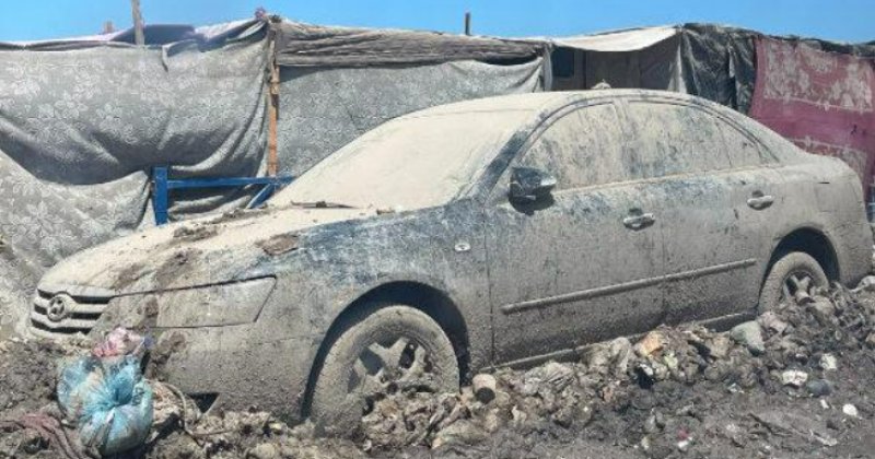 Terk edilmiş arabalarla dolu sokaklar