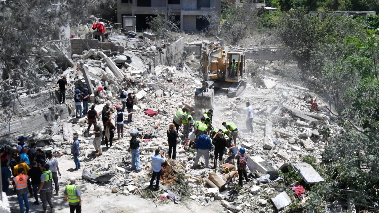 Katil İsrail'in Lübnan'a hava saldırılarında can kaybı 21'e yükseldi