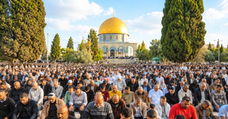 Kısıtlamalara rağmen 140 bin kişi Mescid-i Aksa’da bayram namazı kıldı
