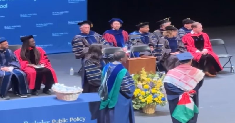 Kaliforniya'da öğrencinin elindeki Filistin bayrağı sebebiyle diploması verilmedi