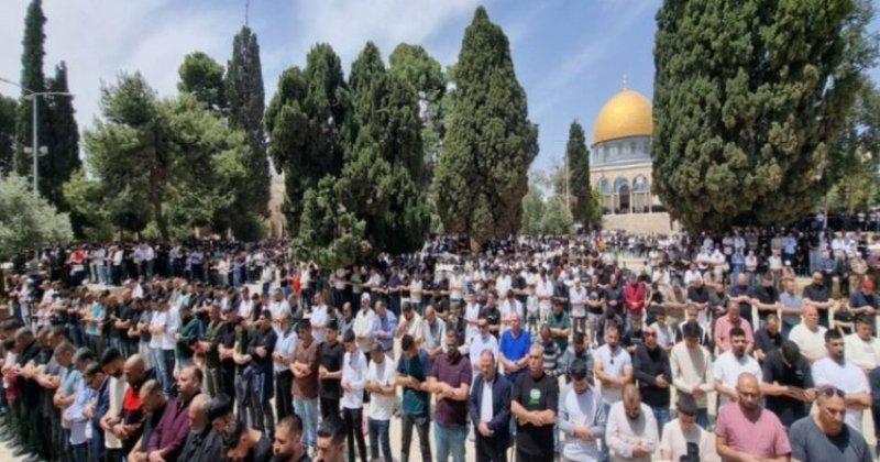 El-Aksa’da direniş: 60 bin Filistinli Cuma namazında saf tuttu