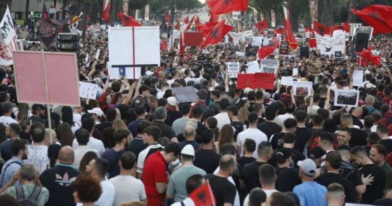 Arnavutluk'taki gösteriler yedinci gününde sürüyor