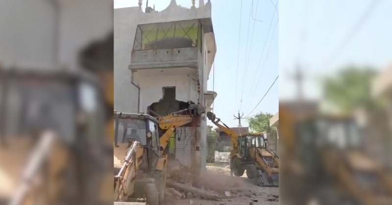 Hindistan'da bir cami daha yıkıldı