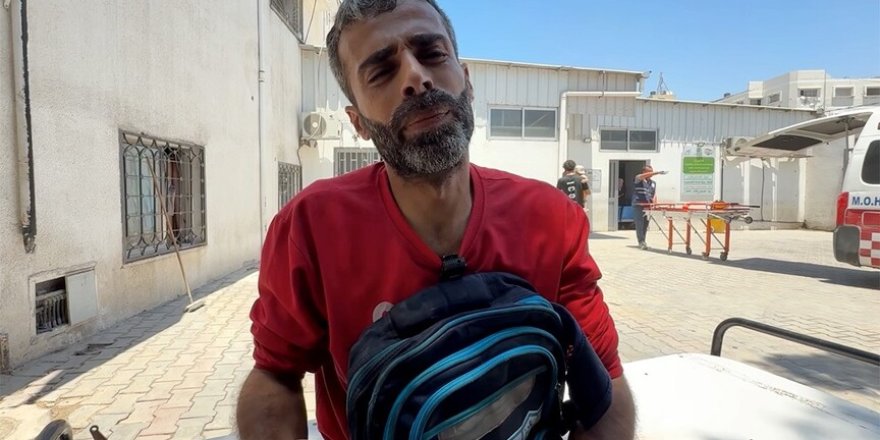 Gazzeli babadan sırtında çantasıyla soykırımcı İsr