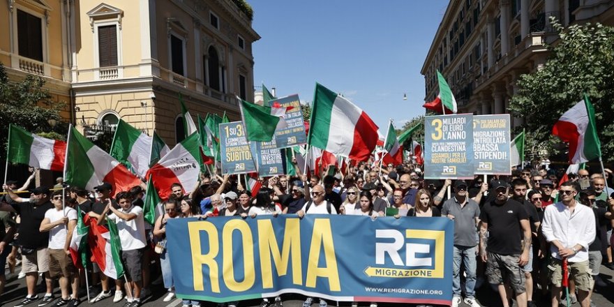 Roma'da faşistler, göçmenlerin geri gönderilmesi çağrısıyla yürüdü