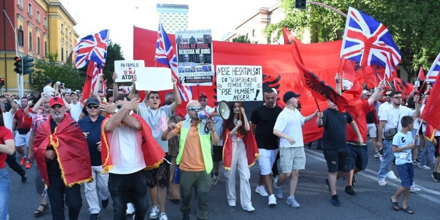 Arnavutluk'taki gösteriler 14. gününde sürüyor