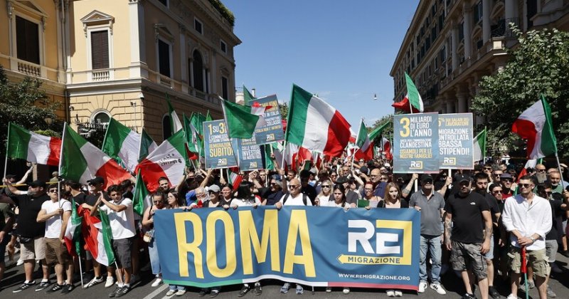 Roma'da ultra aşırı sağcılar, göçmenlerin geri gönderilmesi çağrısıyla yürüdü