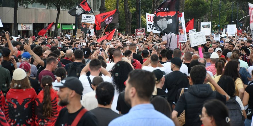 Arnavutluk'taki gösteriler 17. gününde sürüyor