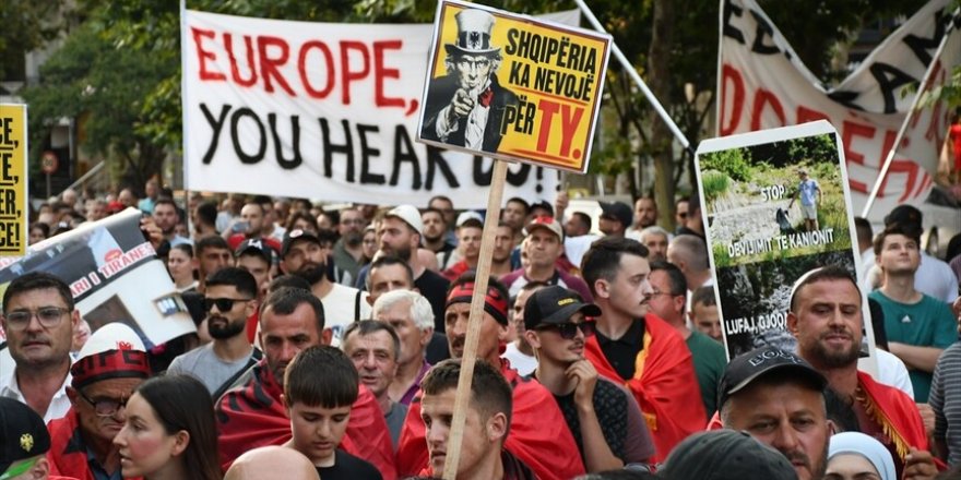 Arnavutluk'taki gösteriler 19. gününde sürüyor