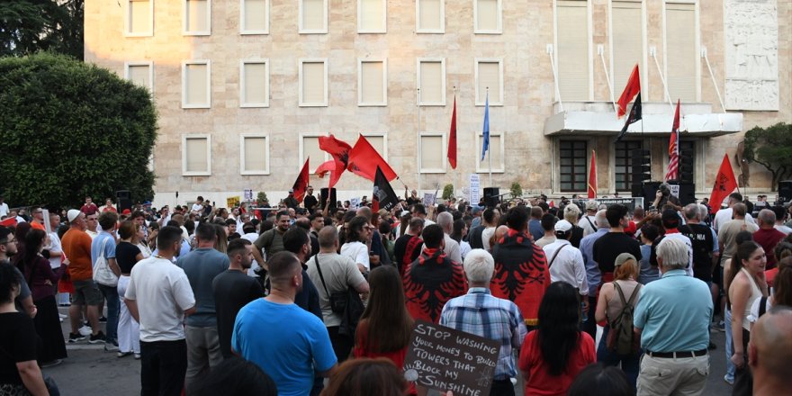 Arnavutluk'ta Zvernec'teki turizm projesine karşı gösteriler haftalardır sürüyor