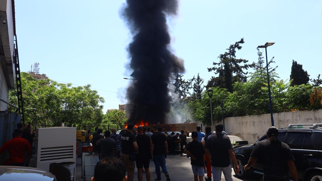 İsrail, Lübnan'ın güneyine dönmeye başlayan aileleri tehdit edip bazı evleri yaktı