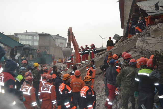 Yaşar Yüzer'in Objettifinden Deprem