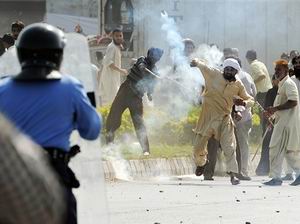 Pakistan'da Film Protestosunda Kan Aktı