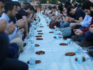 Ayasofya’da Ümmet İftarı Düzenlendi