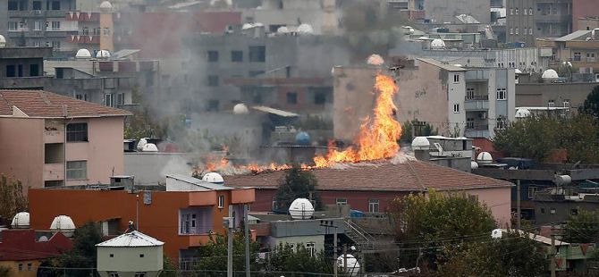 PKK Cizre'de İki Okulun Çatısını Ateşe Verdi