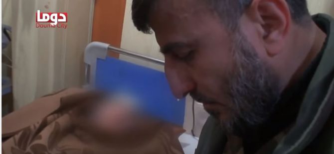 Şehit Zahran Alluş'un Yaralı Kadını Dinlerken