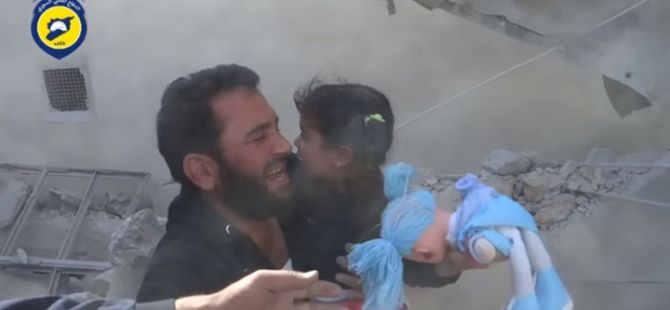 Enkaz Altında Dahi Oyuncağını Bırakmayan Suriyeli Çocuk