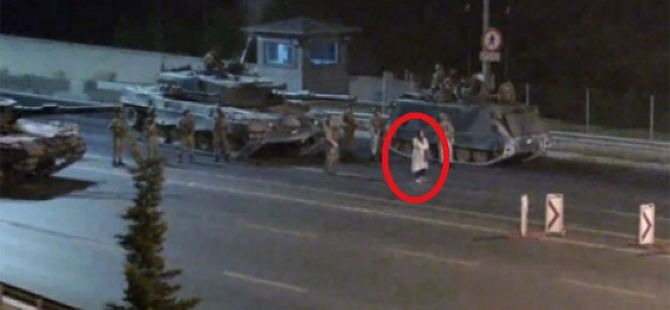 Darbecilere Tek Başına Direnen Kadın!