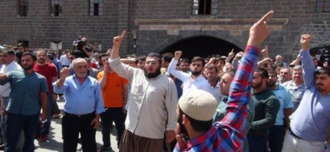 Camide Provokatörlük Yapan PKK'lıya Cemaatin Tepkisi