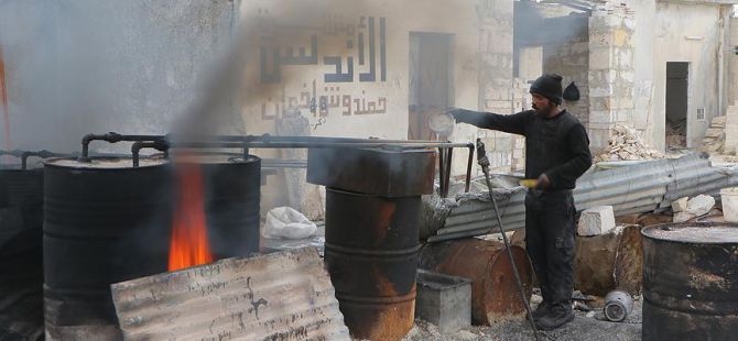 Kuşatma Altındaki Halep'te "İlkel Yöntemlerle" Yakıt Üretiliyor