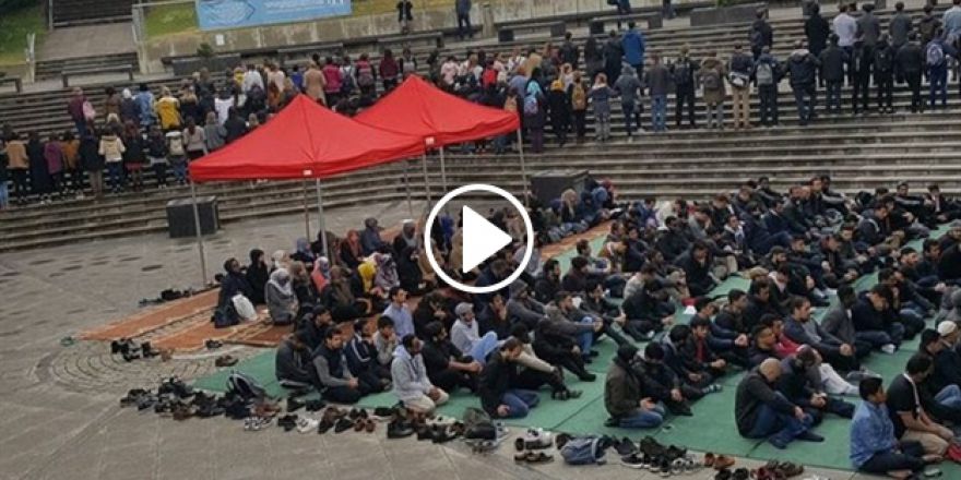 Kampüste Namaz Kılan Öğrencilere 'İnsanlık' Zinciri!