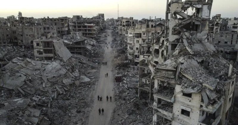 Soykırımcı İsrail ordusu Gazze Şeridi'nde bina ve yapıları yerle bir ediyor