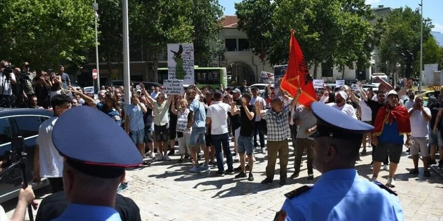 Arnavutluk'ta turizm projelerine karşı Meclis binası önünde gösteri düzenlendi
